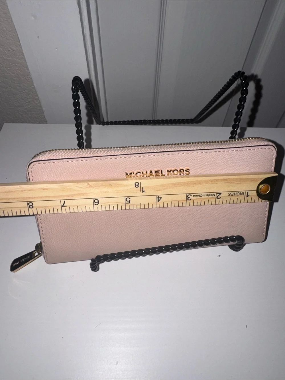 EUCMichael Kors Pale Pink Saffiano Zip Wallet with Gold Logo